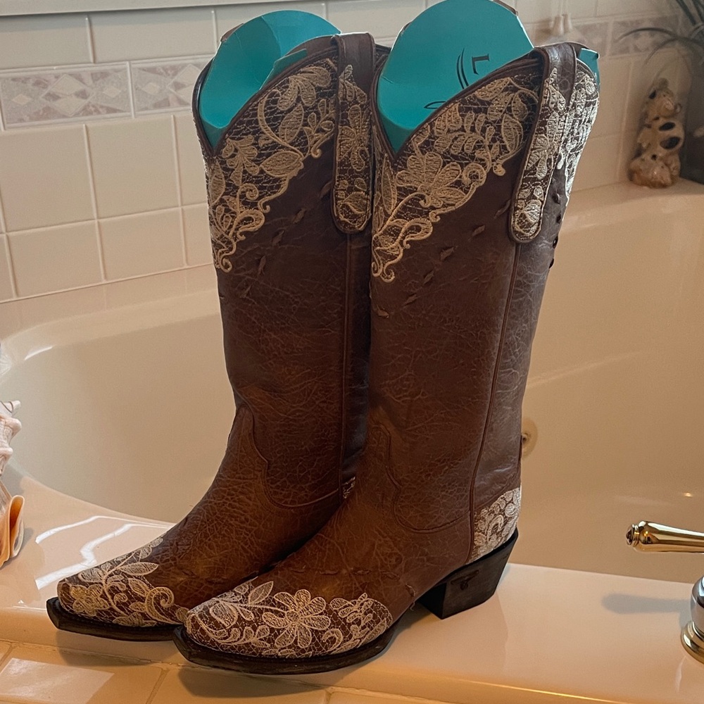 Elegant Brown Heeled Boots with Cream Detailing